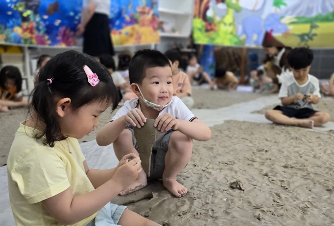 흙밟기 놀이시간! 맨발로 흙의 감촉을 느껴보았어요.